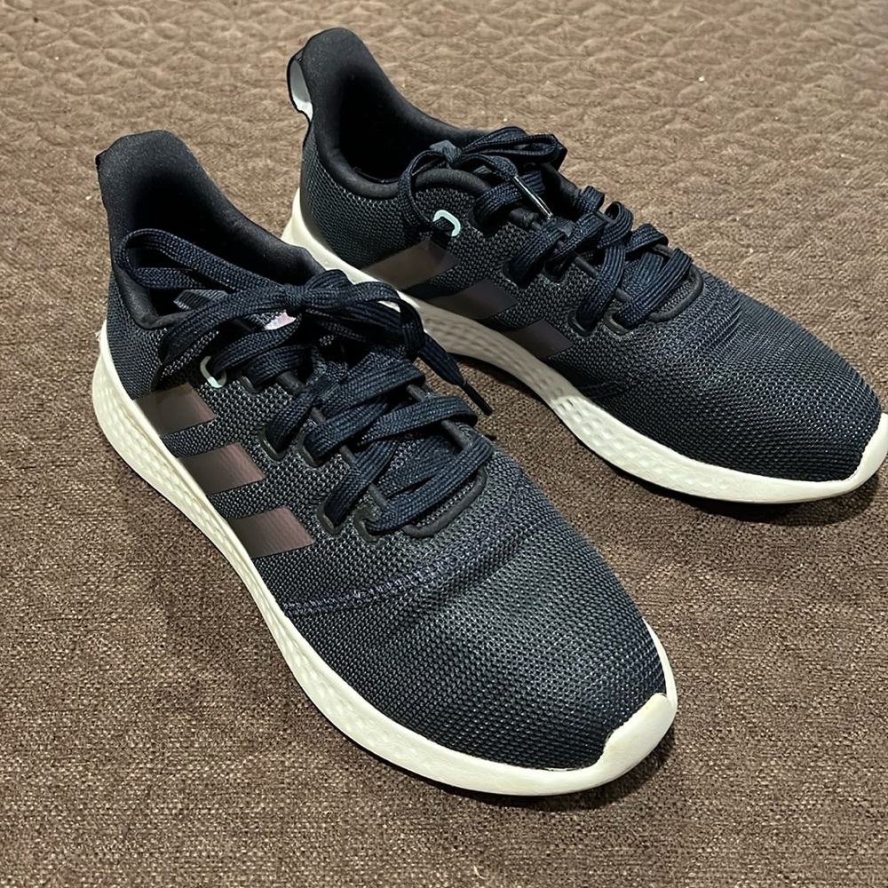 Adidas women’s cloud form comfor sneakers in 8.5. Only worn twice. Great buy.